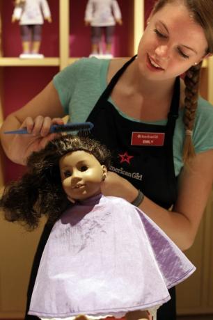 Salon fryzjerski American Girl w sklepie z lalkami