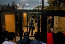 जॉर्ज फ्लॉयड की मौत के बाद मिनियापोलिस पुलिस के साथ प्रदर्शनकारियों की झड़प: छवियां