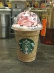 Starbucks Barista създава Frappuccinos за Свети Валентин