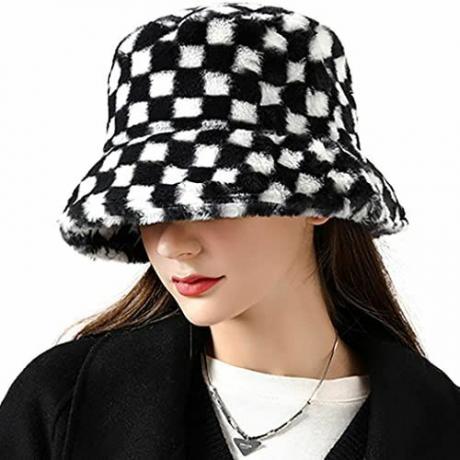 Црни шешир са шаховском таблом 