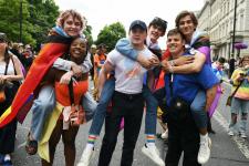 Distribuția „Heartstopper” provoacă protestatarii anti-LGBTQ cu Whitney Houston Dance Party