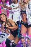 Ariana Grande Wing Slap Hit แก้ไขงานแฟชั่นโชว์ของ Victoria's Secret