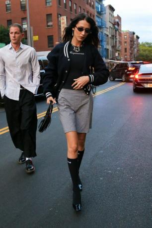 New York ny. augusztus 9. Bella Hadid és Marc Kaman barátja vacsorázni készül New York Cityben 2022. augusztus 9. fotó: megagc images