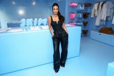 Kim Kardashian har på seg en utskåren Bodycon-kjole for en natt ute i NYC med søster Khloé