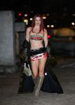 Julia Fox libère le mamelon dans une robe en maille transparente à la Fashion Week de Paris