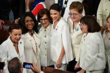 Femeile din Congres au purtat-o ​​pe White în fața statului Trump al Uniunii pentru a „arăta solidaritate”