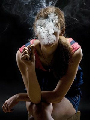 فتاة في سن المراهقة وعاء التدخين