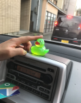 Prema Twitteru, u Japanu je toliko vruće da možete otopiti gumenu patku na svojoj nadzornoj ploči