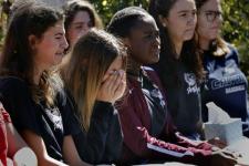 طلاب مدرسة فلوريدا الثانوية ينظمون مسيرة للاحتجاج على عنف السلاح