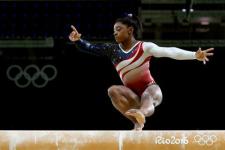 न्यायाधीश ओलंपिक जिम्नास्टिक स्कोर कैसे निर्धारित करते हैं