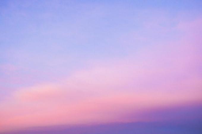 rosa og lilla fargehimmel ved solnedgang
