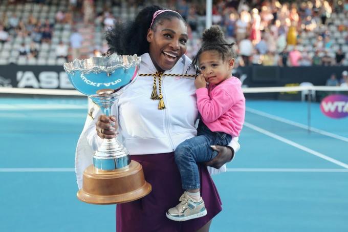 ABD'li Serena Williams, tek bayanlar final maçında ABD'li Jessica Pegula'yı mağlup ettikten sonra kızı alexis olympia ile birlikte 12 Ocak 2020'de Auckland'daki Auckland Klasik Tenis Turnuvası sırasında Görüntüler