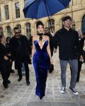 Kylie Jenner bársonyos merülőruhát viselt a párizsi divathéten