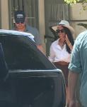 Меган Маркл носит свободную рубашку и шорты на прогулке с принцем Гарри