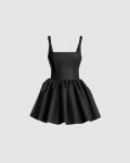 Hailey Bieber ziet er perfect uit in een zwarte micro-mini-jurk voor een avondje uit in NYC