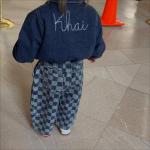 Zobacz rzadkie nowe zdjęcie Khai w stroju całkowicie dżinsowym autorstwa Gigi Hadid