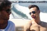 Liam Payne mit nacktem Oberkörper auf dem Boot Keek