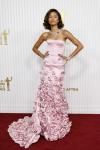 Zendaya w różowej sukience na czerwonym dywanie SAG Awards 2023