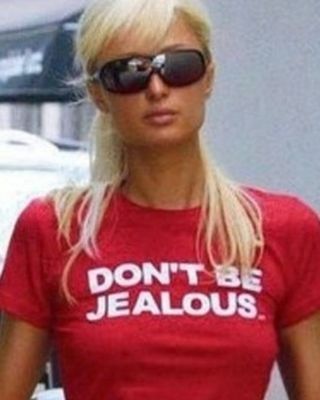 Paris Hilton Early 2000s slogan „Nebuď žárlivý“ triko