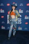 Noah Cyrus droeg een naakt bodysuit bij de CMT Awards 2020