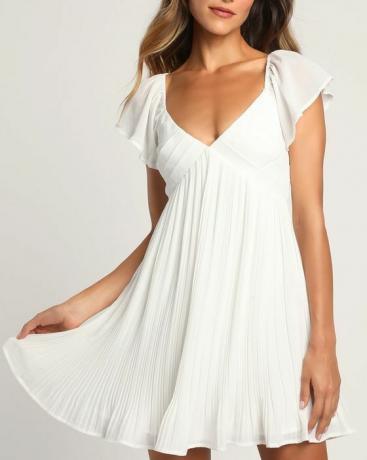 Біла плісирована міні-сукня з високими рукавами на узбережжі Амальфі