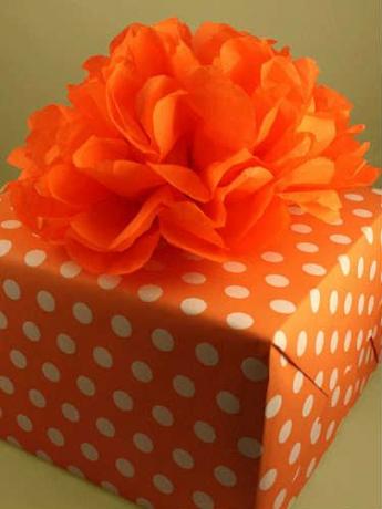 orange presentförpackad låda med rosett