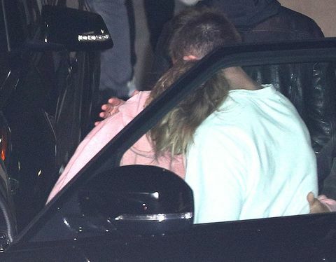 Justin Bieber ได้รับการปลอบโยนจากเพื่อนในโบสถ์หลังจากข่าว Selena gomez ใน Los Angeles, CA