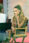 Ariana Grande huilt op GMA nadat opa is overleden