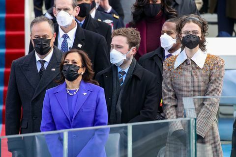 Washington, dc 20. siječnja doug emhoff slijeva, potpredsjednik izabrao kamala harris, cole emhoff, ella emhoff i potpredsjednik mike pence stajati dok lady Gaga pjeva državnu himnu na inauguraciji nas predsjednika izabranog Joea Bidena na zapadnoj strani glavnog grada SAD -a u siječnju 20., 2021. u Washingtonu, DC na današnjoj ceremoniji inauguracije Joe Biden postaje 46. predsjednik Sjedinjenih Država, fotografija win mcnameegetty slike