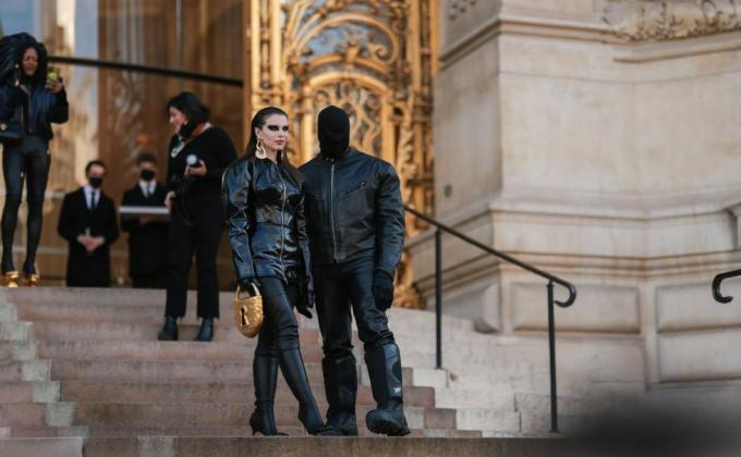 Slavenību novērojumu pirmā diena Parīzes modes nedēļa augstās modes 2022. gada pavasara vasara