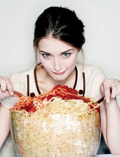 jente som spiser en gigantisk bolle med pasta marinara