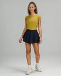 هيلي بيبر تخدم ريترو تنس فايبز في تنورة صغيرة وحمالة صدر رياضية