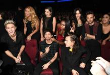 Това се случва, когато One Direction и Fifth Harmony седят заедно на церемония по награждаване