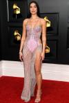 Dua Lipa bar en mousserande rosa naken klänning till Grammys 2021