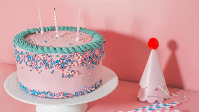 поставка за торта с ягодова торта за рожден ден, сламки за пиене и парти шапки