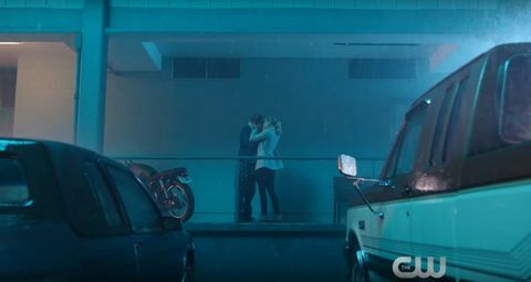 Jughead és Betty csókolóznak a Riverdale 2. évadának előzetesében
