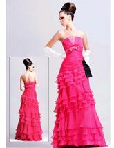 gaun prom pink dengan ruffles dan pita