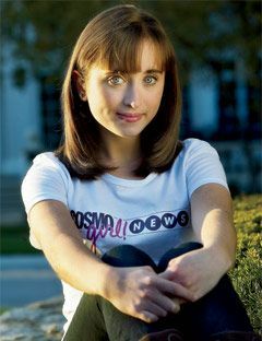 dziewczyna siedzi trzymając się za kolana w koszulce z wiadomościami cosmogirl