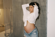 Kylie Jenner'ın Tırnaklarına Dayalı Doğum Yaptığına Dair Bir Teori Var