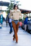 Suede Shearling Jacket od Kendall Jenner je zimným kabátom It-Girl