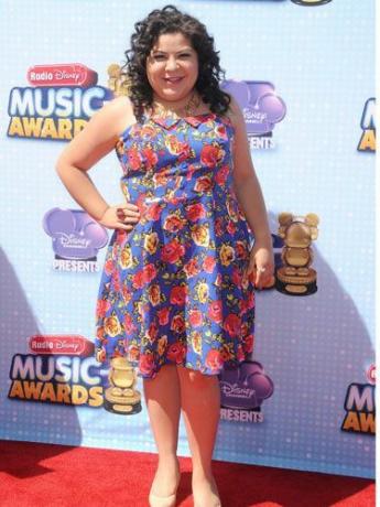 Raini Rodriguez w kwiecistych ubraniach na rozdaniu nagród Disney Music Awards 2014