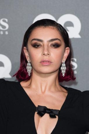 Charli xcx gq nagrade za moške leta 2019 na rdeči preprogi
