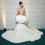 Julia Fox Kanų kino festivalyje apsivilko tris perregimus drabužius