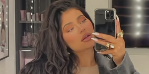 Kylie Jenner viser frem babystøt i en topp