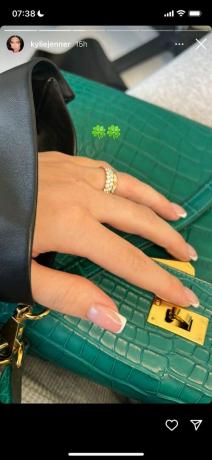 Kylie Jenner pronkt met haar ringen