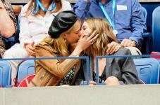 Cara Delevingne en Ashley Benson zoenen op de US Open