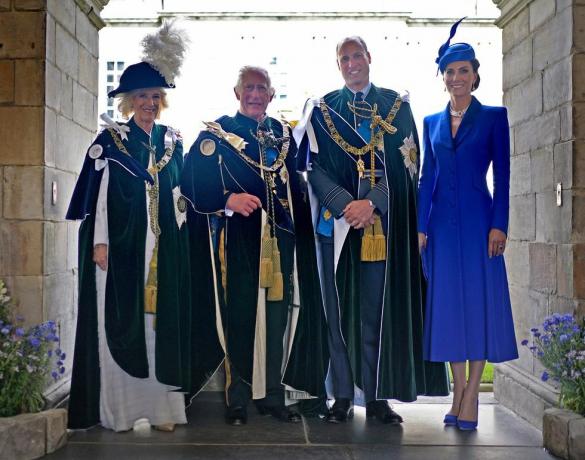 l r bretagne reine camilla, bretagne roi charles iii, bretagne prince william, prince de galles et bretagne catherine, princesse de galles pose pour une photo après avoir regardé un survol de l'équipe de voltige raf des forces aériennes royales britanniques, les flèches rouges, du palais de Holyroodhouse, à Édimbourg le 5 juillet 2023, à la suite d'un service national d'action de grâces et de dévouement, l'écosse a marqué mercredi le couronnement du roi charles iii et de la reine camilla lors d'un national service d'action de grâces et de dédicace où le roi a reçu les honneurs de l'écosse photo de yui mok pool afp photo de yui mokpoolafp via getty images