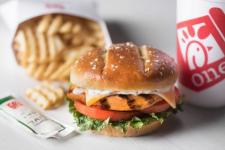 Chick-fil-A тестує гострі курячі смужки та смажені курячі бутерброди на грилі в окремих містах