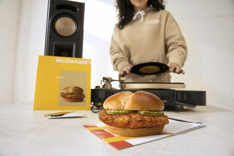 хрупкав пилешки сандвич на Макдоналд