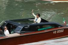 Хари Стайлс и Оливия Уайлд минават по червения килим на филмовия фестивал във Венеция